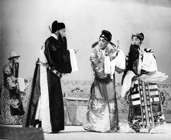 《群英会》周信芳饰鲁肃、俞振飞饰周瑜、迟世恭饰诸葛亮