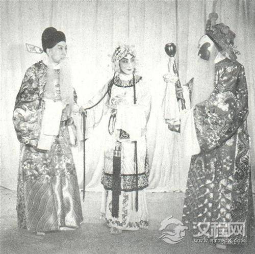 《二进宫》沈金波饰杨波、言慧珠饰李艳妃、王泉奎饰徐延昭