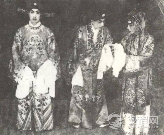 《奇双会》姜妙香饰李保童、俞振飞饰赵宠、黄桂秋饰李桂枝