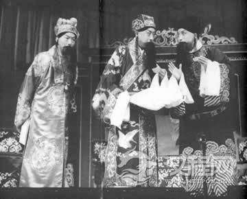 《赤壁之战》马连良饰诸葛亮、李少春饰鲁肃、谭富英饰刘备