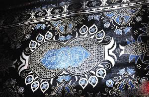 蜡染：以蜡为艺，遇见蓝底白花衣衫