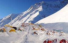 难以想象！这些竟然是珠穆朗玛峰上的路标！