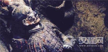 刚挖出来的兵马俑色彩斑斓 几分钟后烟消云散