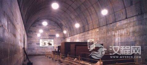 明十三陵为何就定陵被打开？墓内却什么都没有呢