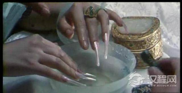 女官德龄观瞻慈禧入浴：年近古稀 肤嫩如少女