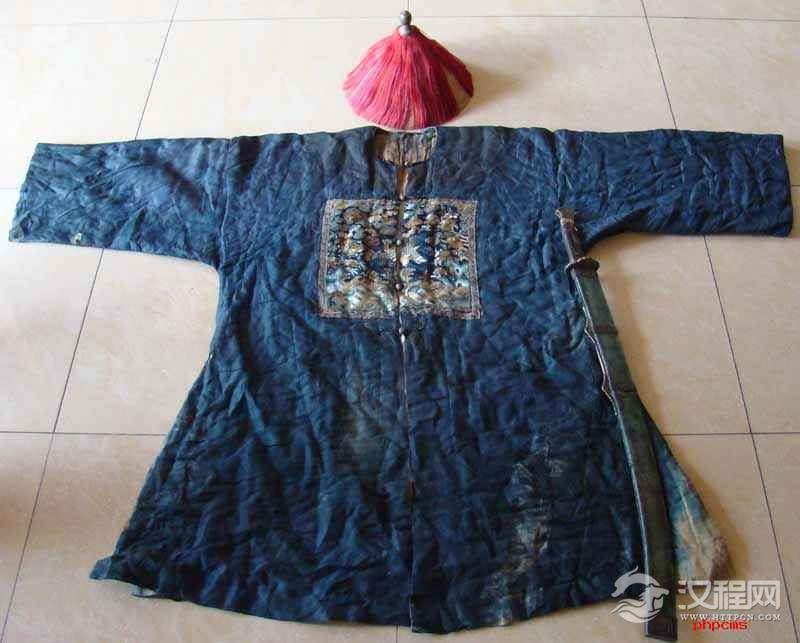 为什么电影中的僵尸都穿清朝官服？