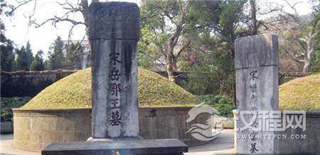 岳母墓前为何会比岳飞墓前多一尊铜像？