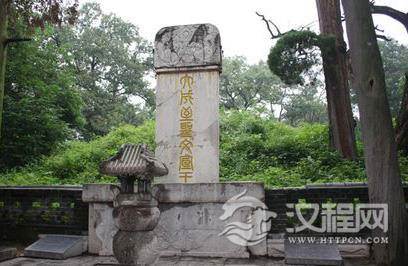 孔子的墓碑前有一道矮墙是怎么一回事？是为了遮住“王”字？