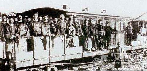 我国第一条铁路是什么铁路？曾用骡马拖曳