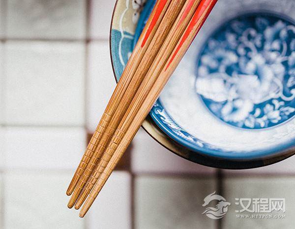 使用筷子12大禁忌 你知道多少PQ.jpg