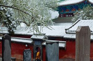 每天一原创联：僧倚寺院观雪落，下联怎么对？