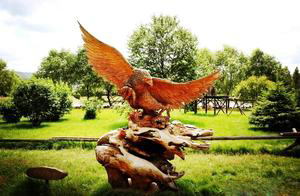 传统雕刻工艺传承已久，木雕、楷雕及雕刻葫芦等作品艺术价值更高