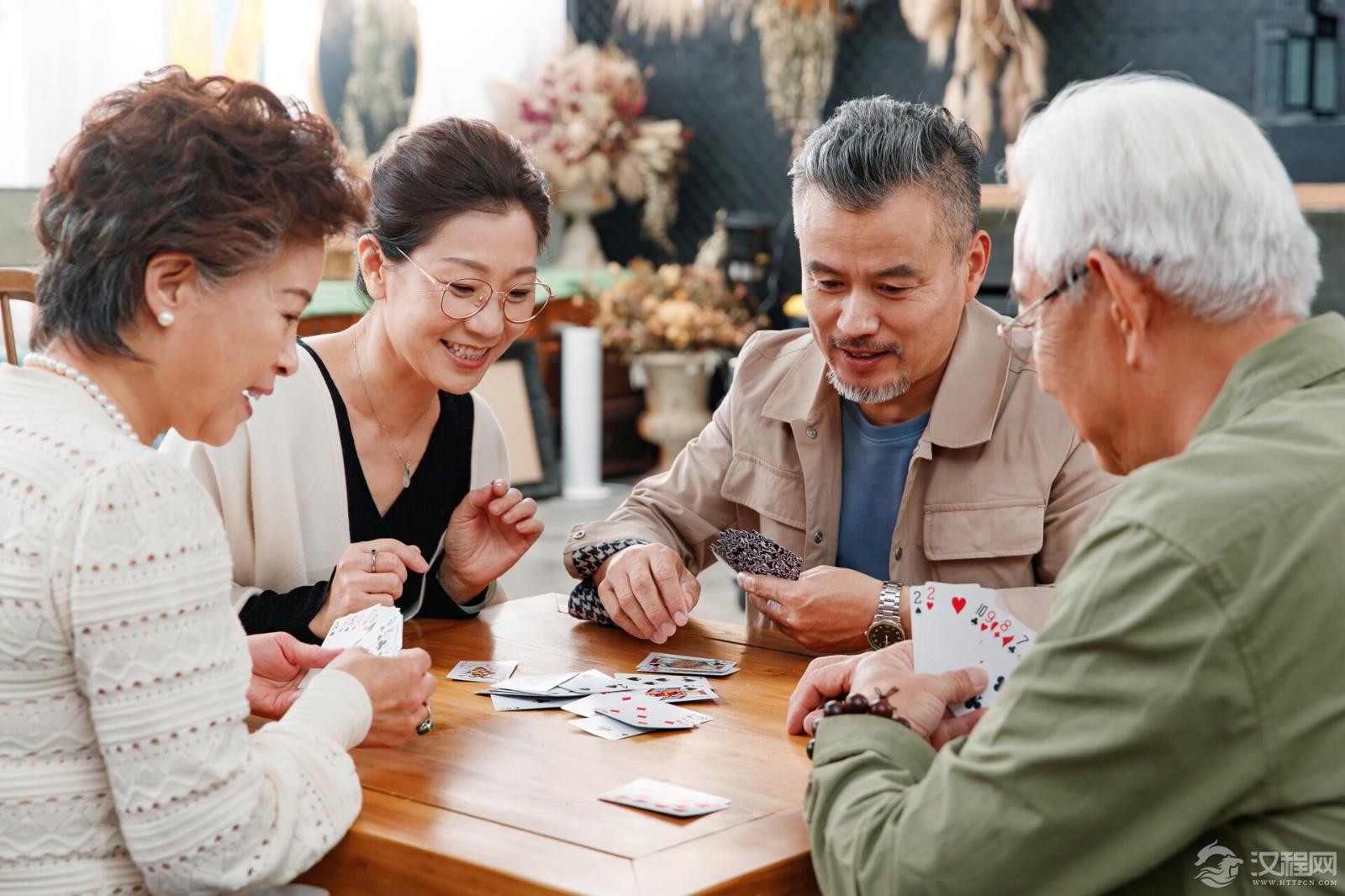 摄图网_507639383_快乐的老朋友玩扑克牌(企业商用)_proc.jpg
