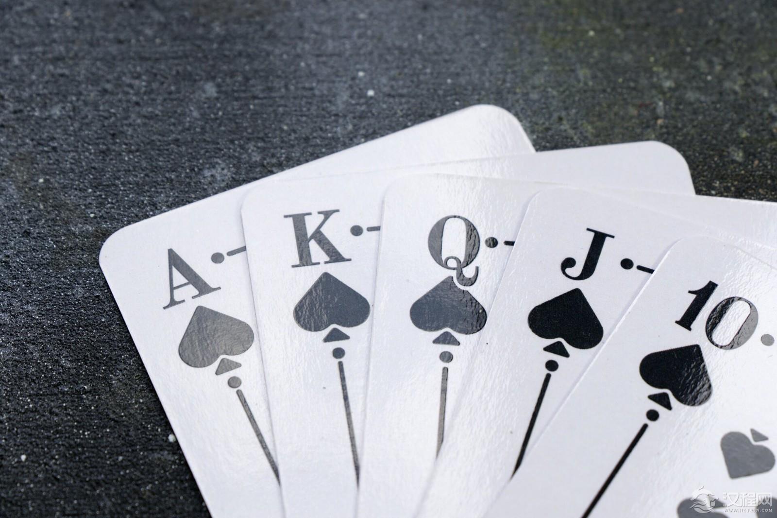 摄图网_329671471_皇家冲水扑克牌和二十一点的汽车 在黑暗背景上贴近成功奢华赌注墙纸娱乐套装游戏财富竞赛商业(企业商用)_proc.jpg