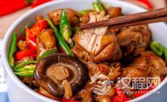 香菇炖鸡腿做法简单还好吃下饭，怎么吃都不会腻！