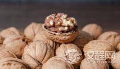 吃完核桃后有两样东西别在仍掉了，可是失眠和口腔溃疡的好药！