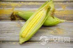 水煮玉米时，不要直接下锅煮，记住这个诀窍，玉米鲜嫩多汁！