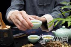 俗语说：“茶满欺人，酒满敬人”，为何这样讲？