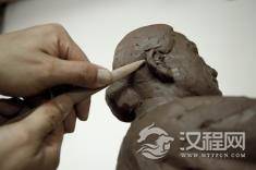 泥塑传承：从学徒到大师，一位泥塑艺人的成长历程