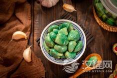 腊八蒜--腊八节的传统佳肴与匠心制作