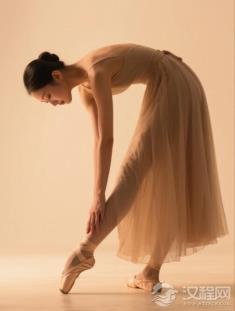 现代舞者如何用扭曲肢体解构焦虑 ？