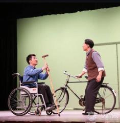 《卖拐》一根拐杖照见的众生相