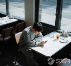 每天刷手机8小时，我们的气血被谁偷走了？