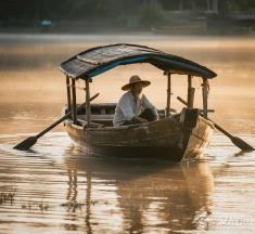 渡船•歌声•虎耳草：解码边城的爱情符号学