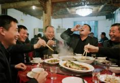 “食不言”是陋规？宴饮喧闹竟藏儒家大智慧