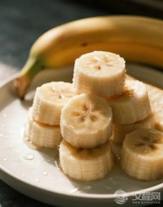 空腹不能吃香蕉？健身党怒啃十根血糖稳如狗！