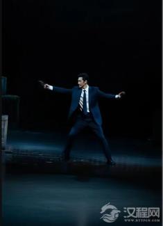 《魔幻时刻》当剧场灯光照亮平凡人生