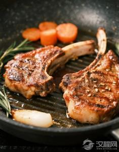 没有烤箱，就不能享受外脆里嫩的烤羊排？用平底锅试试？