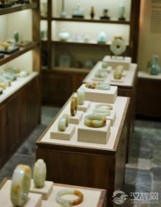 （玊 - Sù）​​ ​​“玊”是斜玉，一点之差，如何让它从“玉”变成“有瑕之玉”？