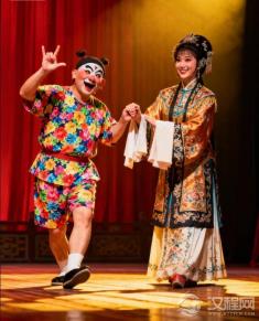 ​​“䫏䫨 (qī ào) 共舞”，丑角与傲者共舞，如何演绎放下身段的纯粹快乐？