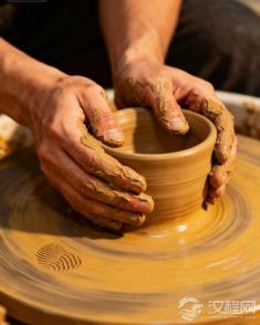 ​​“䜣䜥 (xīn mán) 之乐”，欣喜与满足交织，这种充实的快乐从何而来？