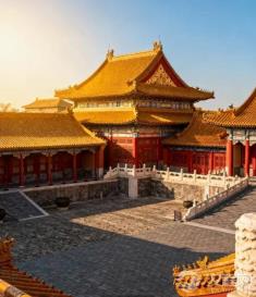 紫禁城的“红”与“黄”，仅仅是为了彰显皇权吗？色彩背后隐藏的五行宇宙观是什么？