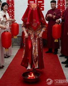 传统婚礼中的“跨火盆”，真的只是为了祛除晦气吗？