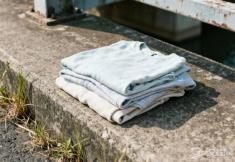 为何老人叮嘱，路边的衣服莫要轻易捡拾？