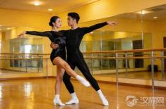 我们即兴，推搡，最后长出一支舞