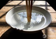 小孩受惊叫“魂”,一碗水三根筷子就能“站住”,这是什么原理?