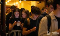 话剧正在变年轻：从仰望到平视