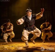 “砰”——朝鲜族男人跳舞，脚板要砸出响来