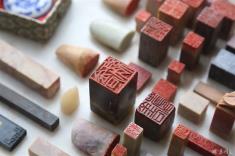 把名字刻在石头上，不是为了给谁看