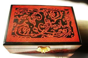 传统工艺的代表平遥推光漆器，宜春脱胎漆器，宁波朱金漆木雕