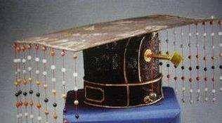 古代君王帽子为何要挂珠帘？难道不嫌挡视线吗？