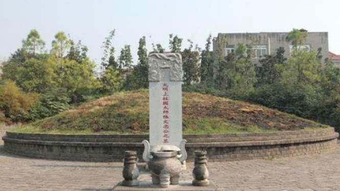 为什么他活着皇帝害怕，死后儿孙还要挖他坟挫骨扬灰？