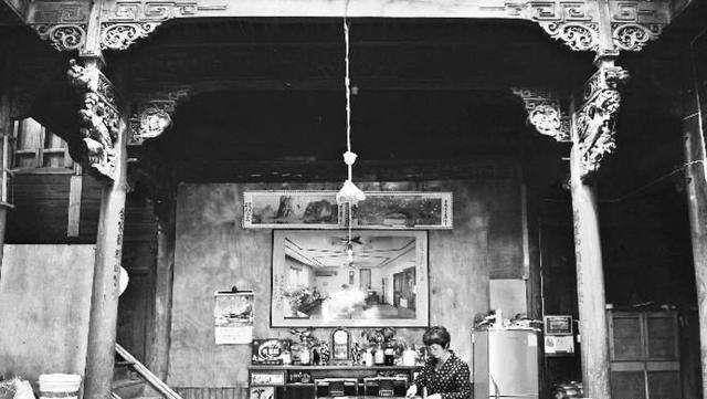 此人自称满清皇族后裔，全家只喝矿泉水，年俸比总督的还高