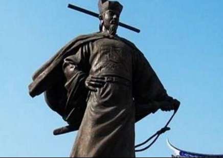 他在岳飞坟前自杀殉国，百姓都祭拜他，封成当地守护神。