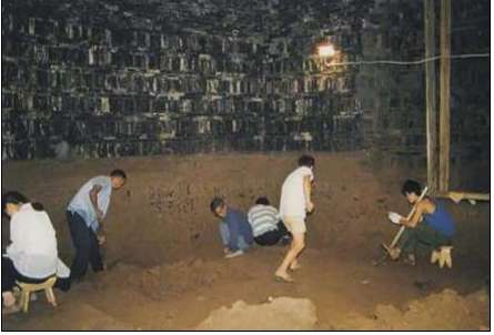 康熙死后，陵墓竟然遭两次盗挖，尸骨都被人践踏。