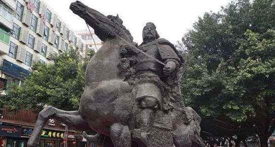 他为父报仇，不惜血洗仇家满门，树立了权威，堪称一代枭雄